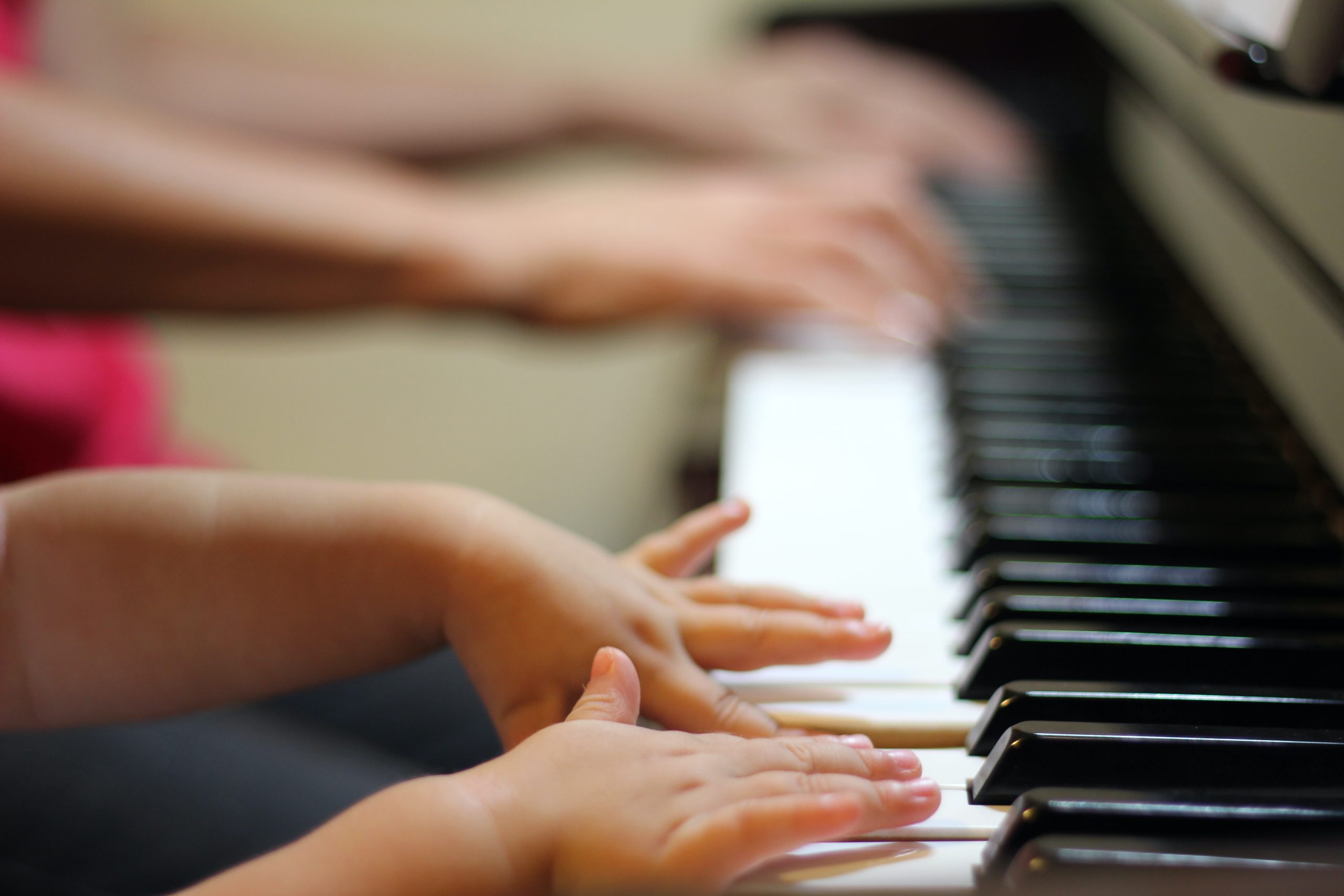 hands playing the piano